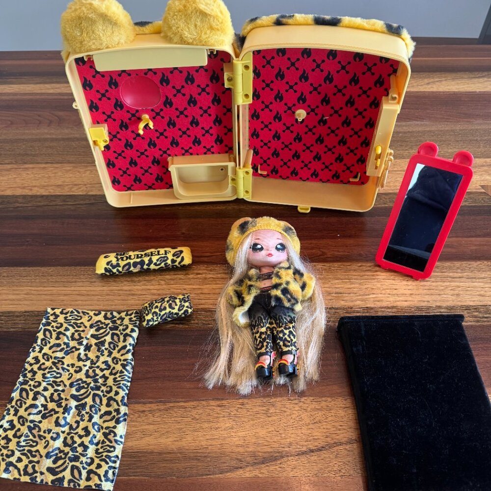 Na! Na! Na! 3-In-1 Backpack Bedroom Doll Playset with Jennel Jaguar, 6 Piece